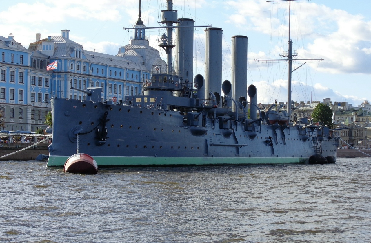 Невская акватория и корабли у набережных Санкт-Петербурга